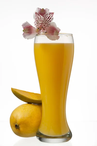 Image of mangoes and juice glass — Stock Photo, Image