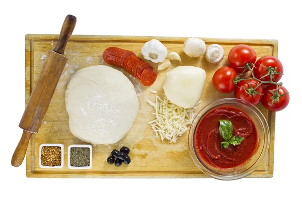 Ingredienser till hemgjord pizza på träskiva — Stockfoto