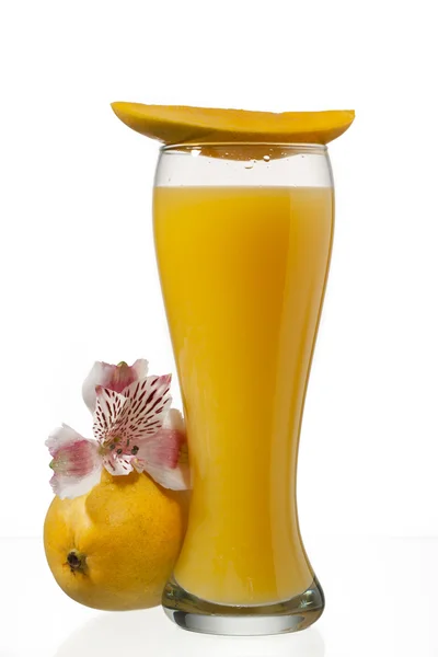 Vaso de jugo de mango con rodaja de mango en la parte superior —  Fotos de Stock