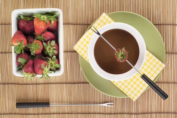 Geschmolzene Schokolade in Schüssel mit Erdbeeren — Stockfoto
