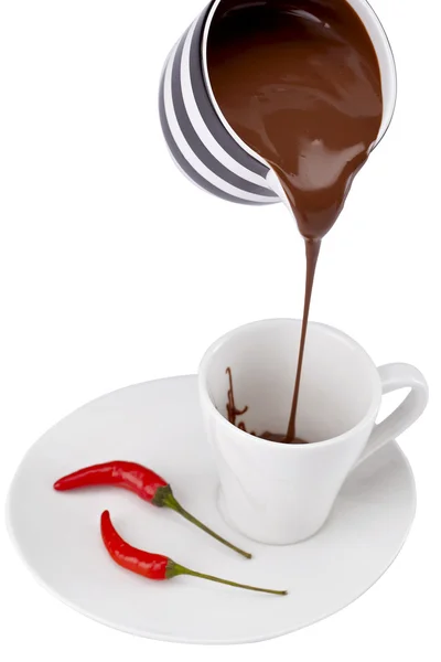 熔化的巧克力量杯和红辣椒 — 图库照片