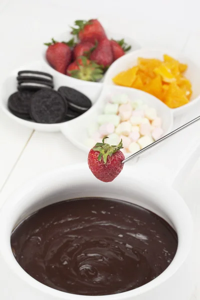 Gesmolten chocolade met fruit en cookies — Stockfoto