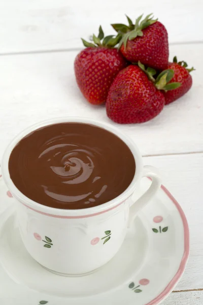 Geschmolzene Schokolade mit Erdbeeren — Stockfoto