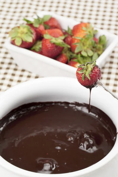 Geschmolzene Schokolade mit Erdbeere — Stockfoto