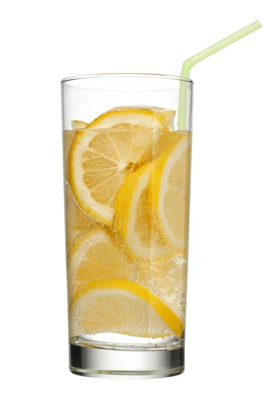 Pomarańczowy napój z kawałkami pomarańczy — Zdjęcie stockowe