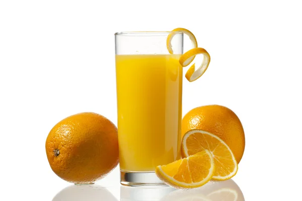 Succo d'arancia e buccia con frutta all'arancia — Foto Stock