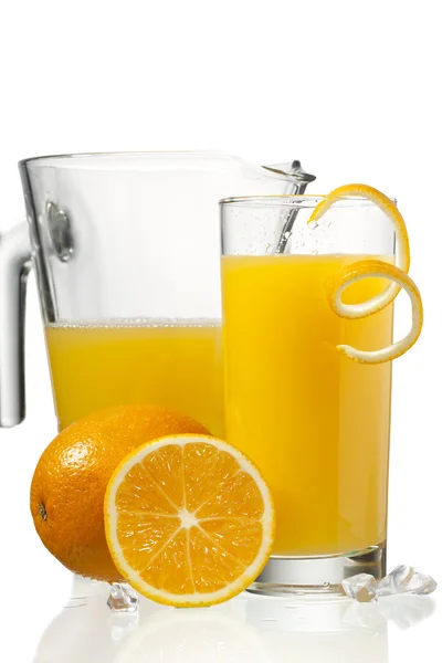 Апельсиновый сок в стакане и банке — стоковое фото