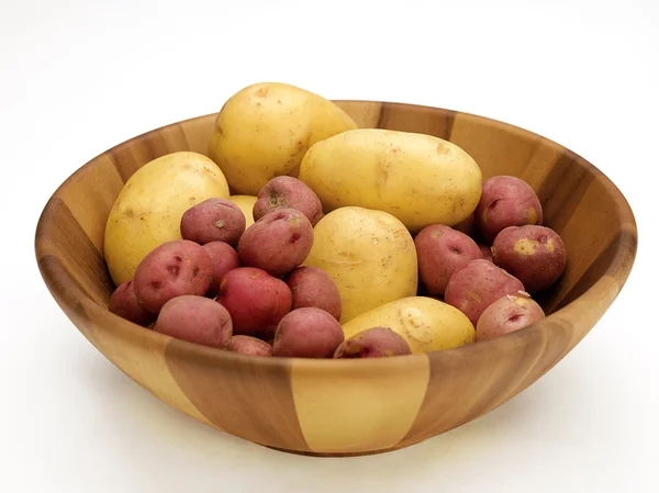 Картофель из деревянной чаши — стоковое фото