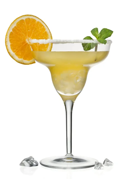 Zumo de naranja en vaso de martini —  Fotos de Stock