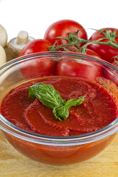 Cuenco de salsa de tomate con tomates y champiñones —  Fotos de Stock
