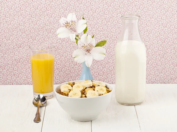 谷物与香蕉汁和牛奶 — 图库照片