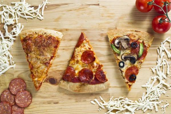 Pepperoni kaas en mushroom pizza — Stockfoto
