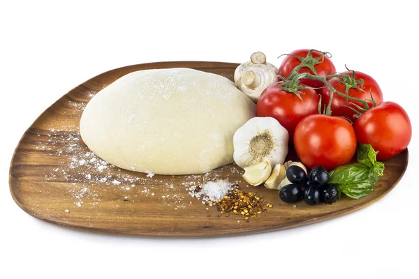 Pasta per pizza con ingredienti — Foto Stock