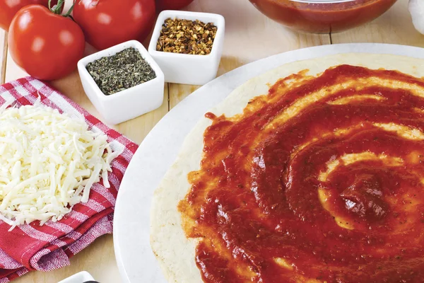 Pizzateig mit Tomatensauce — Stockfoto