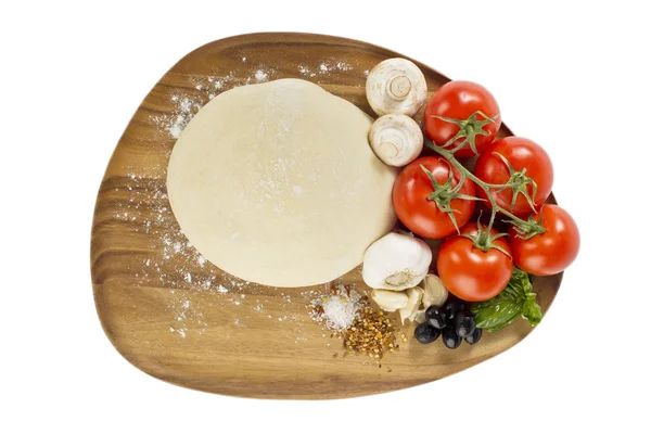 Ingredientes de pizza com massa na tábua de corte — Fotografia de Stock