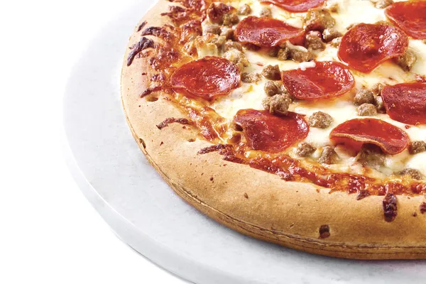 Pizza na białym talerzu — Zdjęcie stockowe
