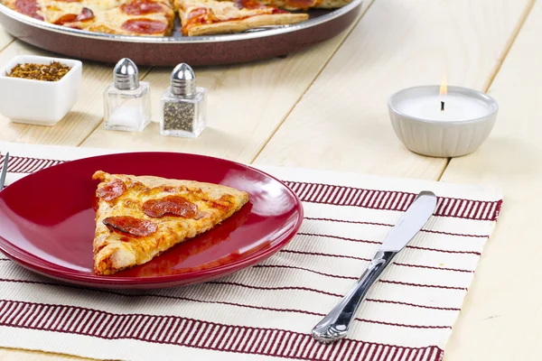 Pizza en la mesa del restaurante —  Fotos de Stock