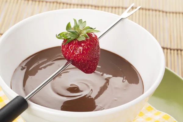 Jahody na fondue stick a rozpuštěné čokoládové misce — Stock fotografie