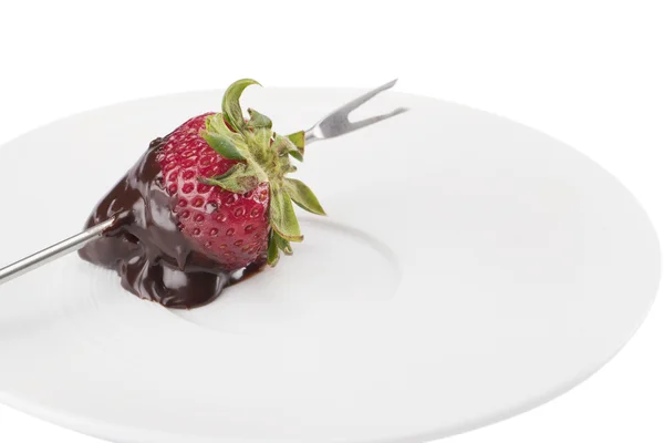 Erdbeere auf Fondue-Stick mit beschichteter Schokolade — Stockfoto
