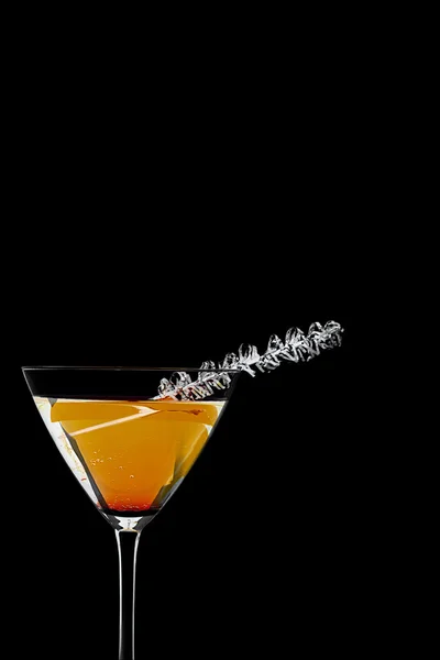 Primer plano de bebida de naranja en vaso de martini — Foto de Stock