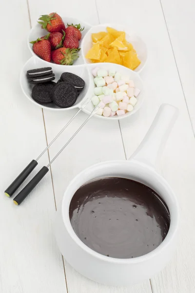 溶かされたチョコレートのボウルと魅力的なデザート — ストック写真