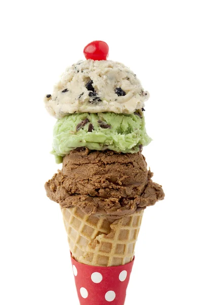Trois saveurs dans un cône de crème glacée à la cerise — Photo