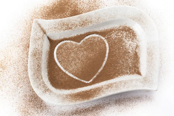 Kakaopulver mit Spuren von Herzform — Stockfoto