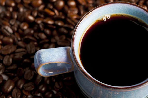 Kupa kahve ve kahve çekirdekleri — Stok fotoğraf