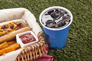 aperatifler ve kola bir sepet