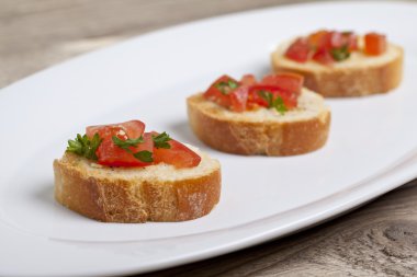 Domates ve fesleğenli bruschetta.