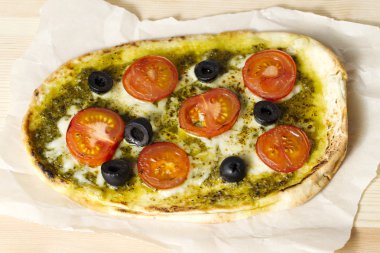 domates ve zeytin pizza