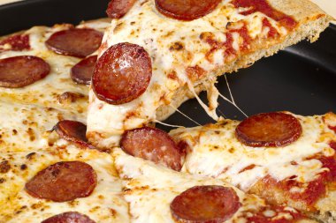 Bir dilim pepperoni pizza.