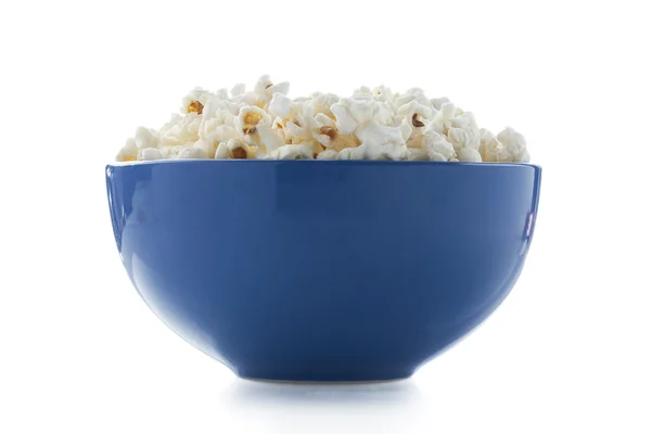Kase tuzlu popcorn dolu — Stok fotoğraf