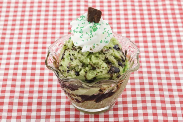 一碗阿月浑子冰淇淋与巧克力 — 图库照片