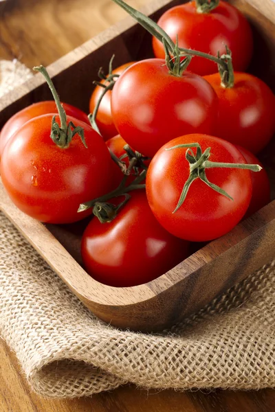 Un tazón de tomates rojos — Foto de Stock