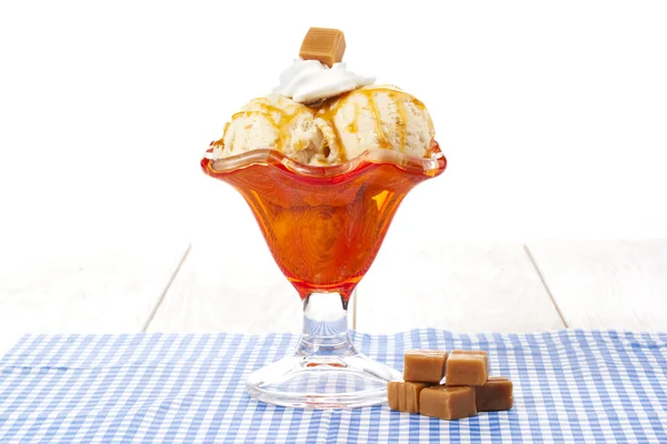 Coppa di gelato al caramello — Foto Stock