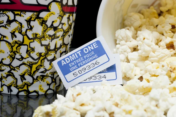 Eimer mit verschüttetem Popcorn und Kinokarten — Stockfoto