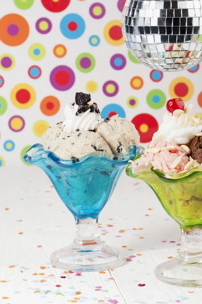 Xícara de sorvete com uma bola de discoteca — Fotografia de Stock