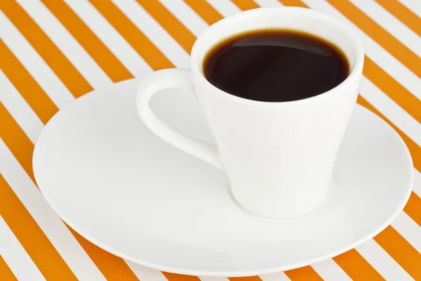 受け皿に暗いコーヒーのマグカップ — ストック写真