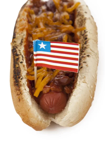 Amerikaanse gegrilde chili hotdog broodje met kaas — Stockfoto