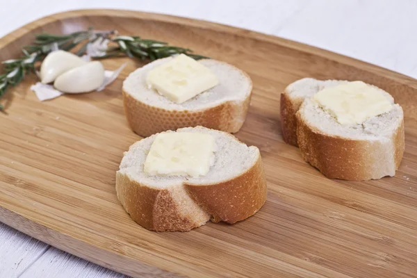 Fatias de baguete com manteiga — Fotografia de Stock