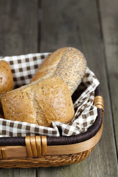 Diverse bröd i korg — Stockfoto