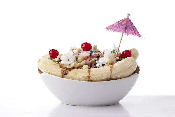 Banana split sundae dessert met paraplu — Stockfoto