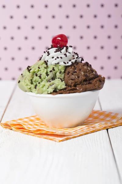 Tigela de chocolate e sorvete de hortelã com coberturas — Fotografia de Stock