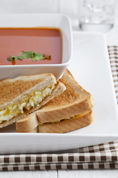 Ontbijt sandwich en tomaat soep — Stockfoto