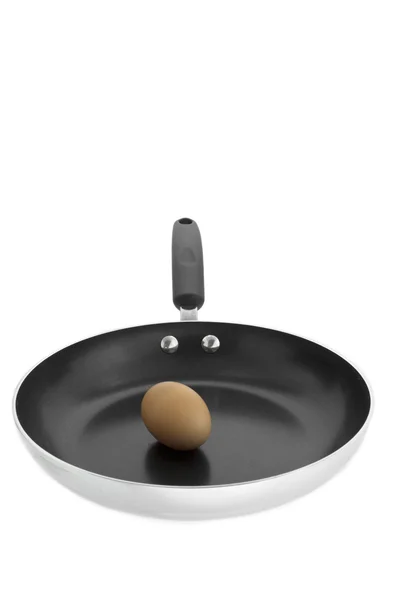 Коричневое яйцо в сковороде — стоковое фото