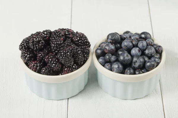 Blackberries and blueberries in bowl — Stock Photo, Image