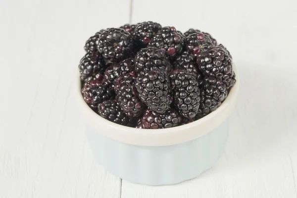 BlackBerry ovoce v míse — Stock fotografie