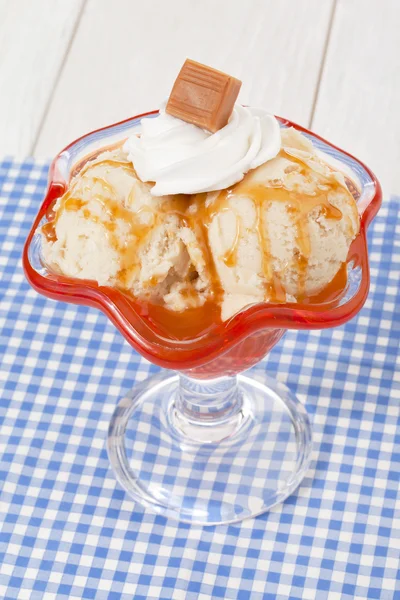 Karamellás jégkrém üvegben — Stock Fotó