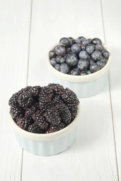 Blueberries and blackberries — Stock Photo, Image